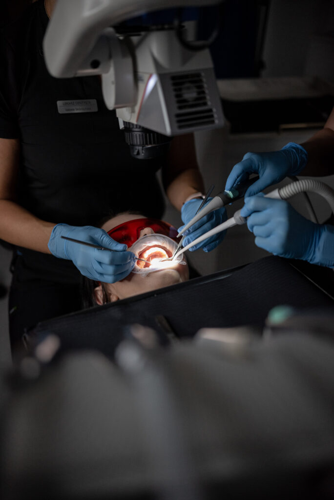 Leczenie endodontyczne pod mikroskopem