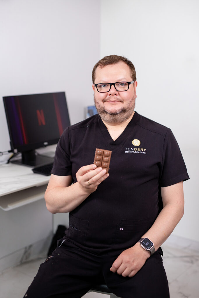 Ból zęba po zimnym napoju – możliwa nadwrażliwość zębów